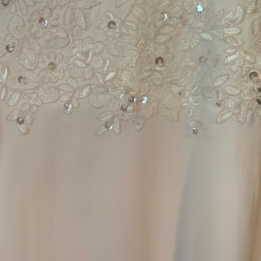 Long wedding dress, with train. - Picture 7 of 11